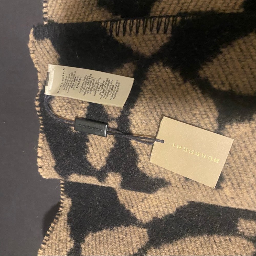 Burberry Animal Print Chunky Scarf, NWT - Picture 2 of 6